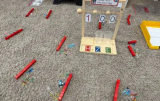 Materialien zum Zählen und Sortieren rund um die Schultage-Zählmaschine auf dem Teppich ausgelegt.